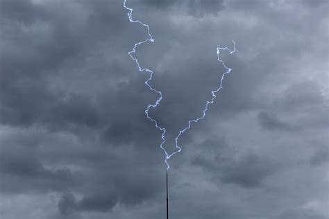 避雷針 家|避雷針とは？基礎から応用までの落雷対策完全ガイド。